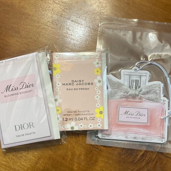 Dior Gift box with beautiful Dior products - Picture 4 of 11